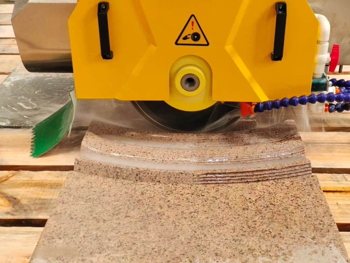 Maximización de la productividad con máquinas cortadoras de puentes de cinco ejes en la fabricación de piedra